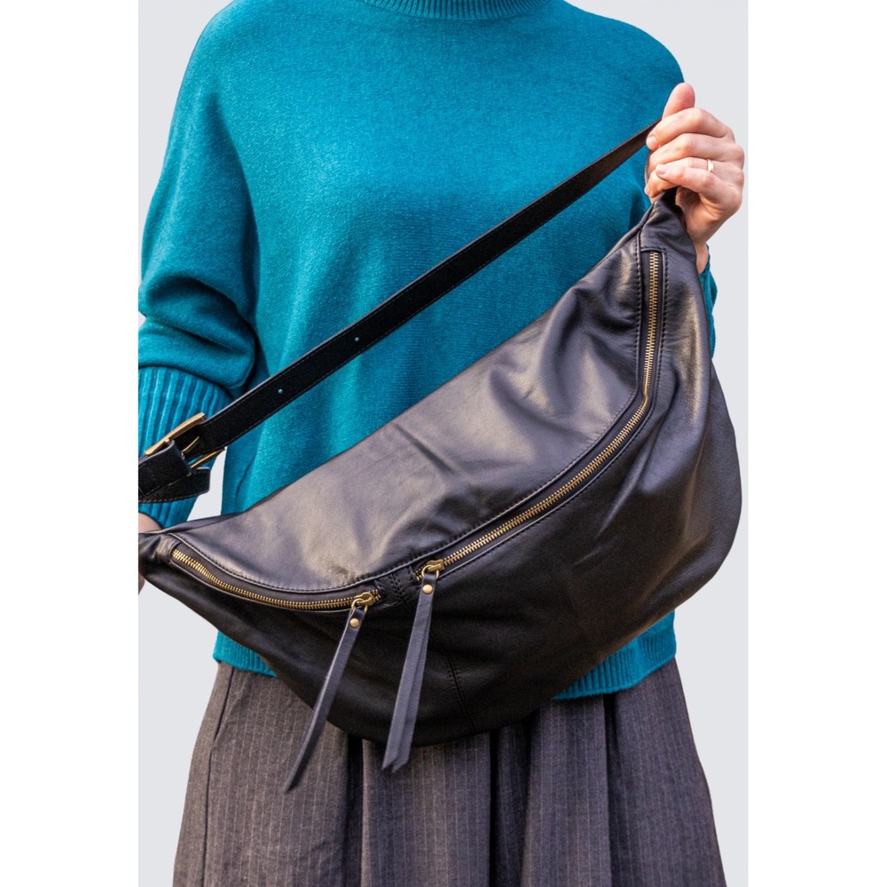 Borse in Pelle Black Pebbled Leather Oversized Sling Bag Crescent Adjustable - Picture 2 of 10
